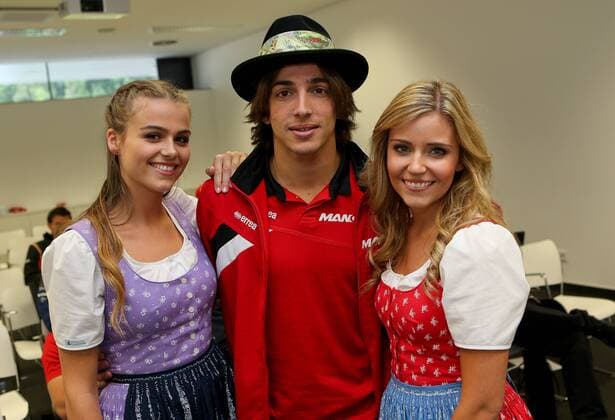 Aktuell Formel 1, GP Österreich, Fahrer mit den Grid Girls Formula Unas FORMULA 1 - GP of Austria 2015 SPIELBERG,AUSTRIA,19.JUN.15 - MOTORSPORTS, FORMULA 1 - Grand Prix of Austria, Red Bull Ring, free practice. Image shows Roberto Merhi (ESP Marussia) with Formula Unas. Keywords: hat. GEPAxpictures xChristianxWalgram
