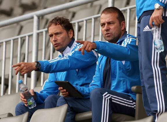 Aktuell Fußball, U21 EM, DFB Nationalteam Training in Prag Training Marcus Sorg, Hans Dieter Flick auf der Tribüne Fußball Fussball U 21 U21 U 21 Europameisterschaft in Tschechien Saison 2014 2015 19.06.2015 DFB Nationalmannschaft U21 BRDeutschland