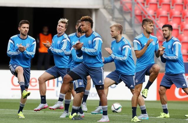 Aktuell Fußball, U21 EM, DFB Nationalteam Training in Prag Training Mannschaft Team nach Rhythmus klatschend bewegend Fußball Fussball U 21 U21 U 21 Europameisterschaft in Tschechien Saison 2014 2015 19.06.2015 DFB Nationalmannschaft U21 BRDeutschland
