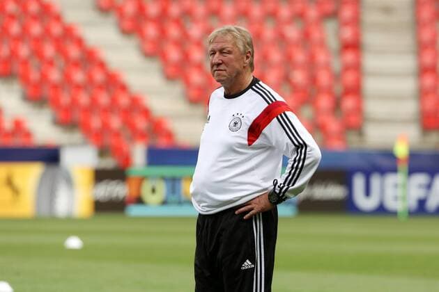 Aktuell Fußball, U21 EM, DFB Nationalteam Training in Prag Training Trainer Horst Hrubesch Aktion Oberkoerper Oberkörper Fußball Fussball U 21 U21 U 21 Europameisterschaft in Tschechien Saison 2014 2015 19.06.2015 DFB Nationalmannschaft U21 BRDeutschland