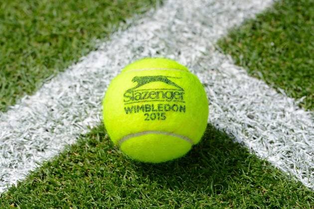 Aktuell Tennis, Slazenger Tennisball für Wimbledon 2015 June 19, 2015 - Birmingham, England - A Slazenger Wimbledon tennis ball is shown on the grass court at the Edgbaston Priory Club in Birmingham England Tennis 2015 - Aegon Classic - Day 7 - ZUMAl132