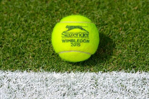 Aktuell Tennis, Slazenger Tennisball für Wimbledon 2015 June 19, 2015 - Birmingham, England - A Slazenger Wimbledon tennis ball is shown on the grass court at the Edgbaston Priory Club in Birmingham England Tennis 2015 - Aegon Classic - Day 7 - ZUMAl132