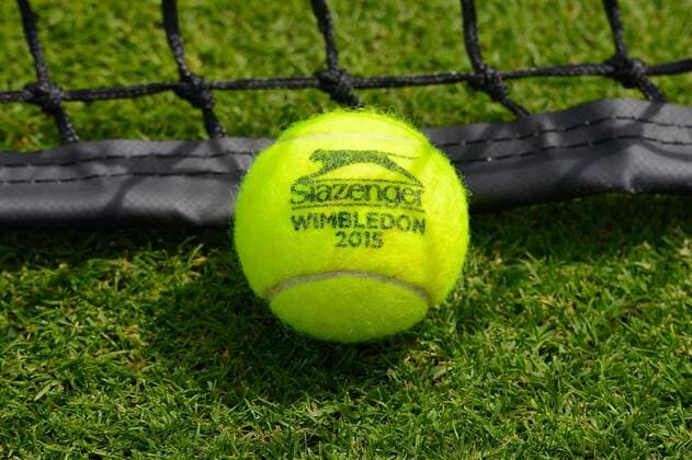 Aktuell Tennis, Slazenger Tennisball für Wimbledon 2015 June 19, 2015 - Birmingham, England - A Slazenger Wimbledon tennis ball is shown on the grass court at the Edgbaston Priory Club in Birmingham England Tennis 2015 - Aegon Classic - Day 7 - ZUMAl132