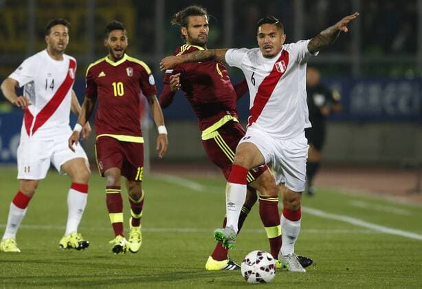 Aktuell Fußball, Copa America, Peru - Venezuela Football, Peru v Venezuela. Copa America 2015 . Peru s player Juan Vargas, battles for the ball against Oswaldo Vizcarrondo of Venezuela during the group C of the 2015 Copa America football match held at the Elias Figueroa stadium in Valparaiso. 18 06 2015 Peru v Venezuela, Copa America 2015. 