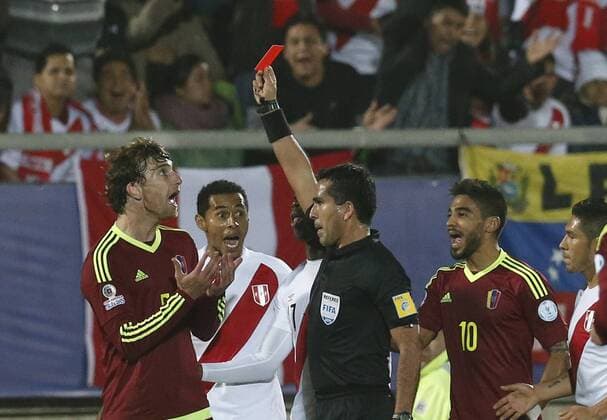 Aktuell Fußball, Copa America, Peru - Venezuela Football, Peru v Venezuela. Copa America 2015 . The referee Rene Orosco shows red card to Peru s, Venezuela s Fernando Amorebieta during the group C of the 2015 Copa America football match held at the Elias Figueroa stadium in Valparaiso. 18 06 2015 Peru v Venezuela, Copa America 2015. 