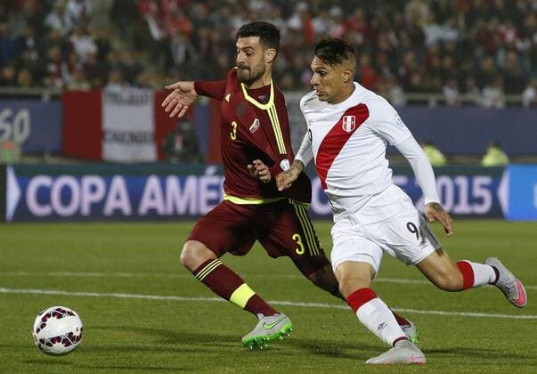 Aktuell Fußball, Copa America, Peru - Venezuela Football, Peru v Venezuela. Copa America 2015 . Venezuela s player Andres Tunez, left, battles for the ball against Paolo Guerrero of Peru during the group C of the 2015 Copa America football match held at the Elias Figueroa stadium in Valparaiso. 18 06 2015 Peru v Venezuela, Copa America 2015. 