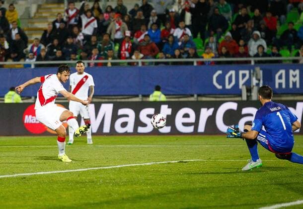 Aktuell Fußball, Copa America, Peru - Venezuela Football, Peru v Venezuela. Copa America 2015 . Peru s player Claudio Pizarro scores against Venezuela during the group C of the 2015 Copa America football match held at the Elias Figueroa stadium in Valparaiso. 18 06 2015 Peru v Venezuela, Copa America 2015. 