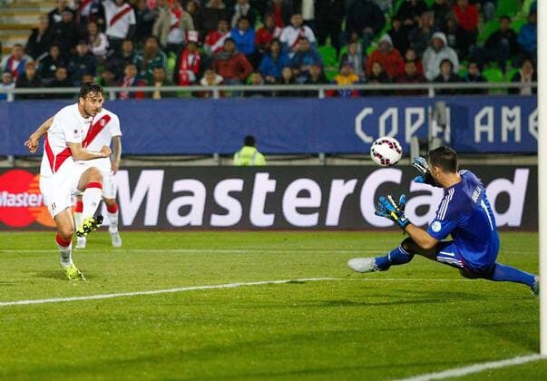 Aktuell Fußball, Copa America, Peru - Venezuela Football, Peru v Venezuela. Copa America 2015 . Peru s player Claudio Pizarro scores against Venezuela during the group C of the 2015 Copa America football match held at the Elias Figueroa stadium in Valparaiso. 18 06 2015 Peru v Venezuela, Copa America 2015. 
