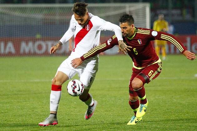 Aktuell Fußball, Copa America, Peru - Venezuela Football, Peru v Venezuela. Copa America 2015 . Peru s player Jose Paolo Guerrero battles for the ball against Gabriel Cichero of Venezuela during the group C of the 2015 Copa America football match held at the Elias Figueroa stadium in Valparaiso. 18 06 2015 Peru v Venezuela, Copa America 2015. 