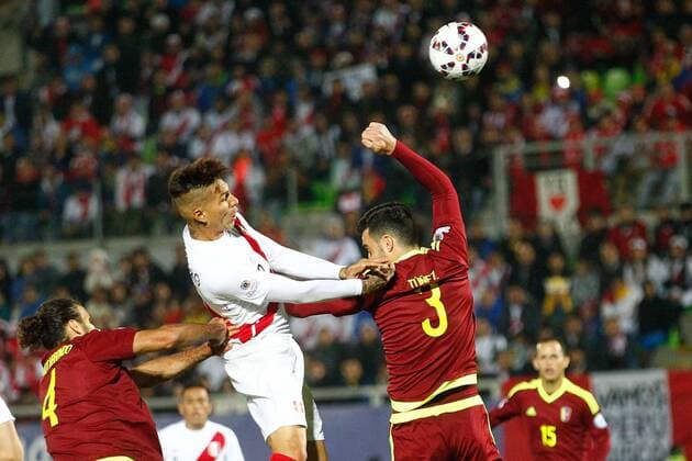 Aktuell Fußball, Copa America, Peru - Venezuela Football, Peru v Venezuela. Copa America 2015 . Peru s player Jose Paolo Guerrero battles for the ball against Andres Tunez of Venezuela during the group C of the 2015 Copa America football match held at the Elias Figueroa stadium in Valparaiso. 18 06 2015 Peru v Venezuela, Copa America 2015. 
