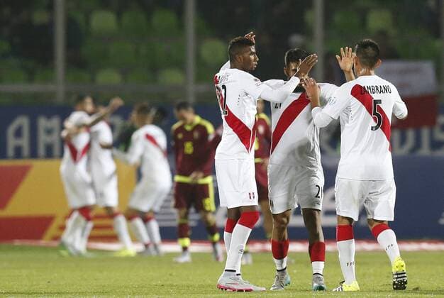 Aktuell Fußball, Copa America, Peru - Venezuela Football, Peru v Venezuela. Copa America 2015 . Peru s player celebrates Claudio Pizarro s goal against Venezuela during the group C of the 2015 Copa America football match held at the Elias Figueroa stadium in Valparaiso. 18 06 2015 Peru v Venezuela, Copa America 2015. 