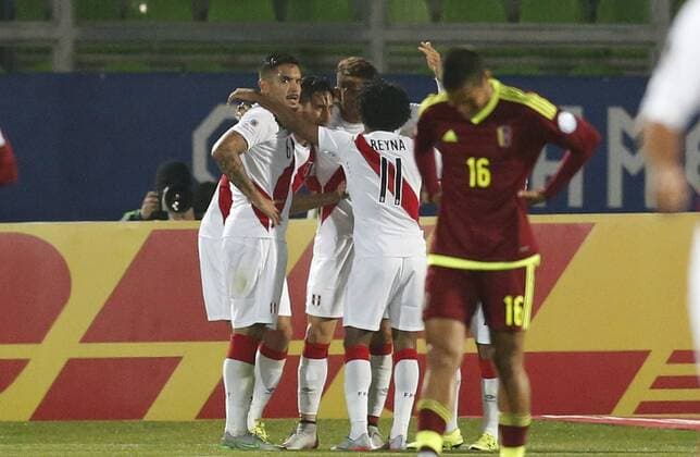 Aktuell Fußball, Copa America, Peru - Venezuela Football, Peru v Venezuela. Copa America 2015 . Peru s player celebrates Claudio Pizarro s goal against Venezuela during the group C of the 2015 Copa America football match held at the Elias Figueroa stadium in Valparaiso. 18 06 2015 Peru v Venezuela, Copa America 2015. 