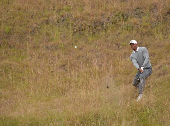 Aktuell Golf, US Open, Tag 2 Tiger Woods plays his ball from the rough around the tenth green in the second round of the 115th U.S. Open Championship at Chambers Bay on June 19, 2015 in University Place, Washington.  SEA20150619008 KEVINxDIETSCH