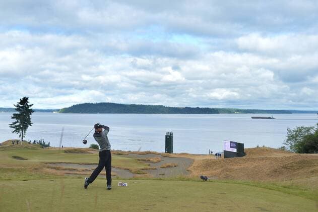 Aktuell Golf, US Open, Tag 2 Justin Rose watches his tee shot on hole 12 in the second round of the 115th U.S. Open Championship at Chambers Bay on June 19, 2015 in University Place, Washington.  SEA201506192003 KEVINxDIETSCH