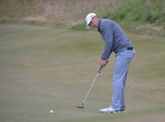 Aktuell Golf, US Open, Tag 2 Jordan Spieth putts on the tenth green in the second round of the 115th U.S. Open Championship at Chambers Bay on June 19, 2015 in University Place, Washington.  SEA201506192005 KEVINxDIETSCH