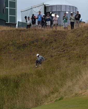 Aktuell Golf, US Open, Tag 2 Tiger Woods slips in the rough around the tenth green while looking for his ball in the second round of the 115th U.S. Open Championship at Chambers Bay on June 19, 2015 in University Place, Washington.  SEA20150619001 KEVINxDIETSCH