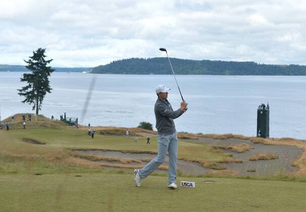Aktuell Golf, US Open, Tag 2 Jordan Spieth watches his tee shot on hole 12 in the second round of the 115th U.S. Open Championship at Chambers Bay on June 19, 2015 in University Place, Washington.  SEA201506192002 KEVINxDIETSCH