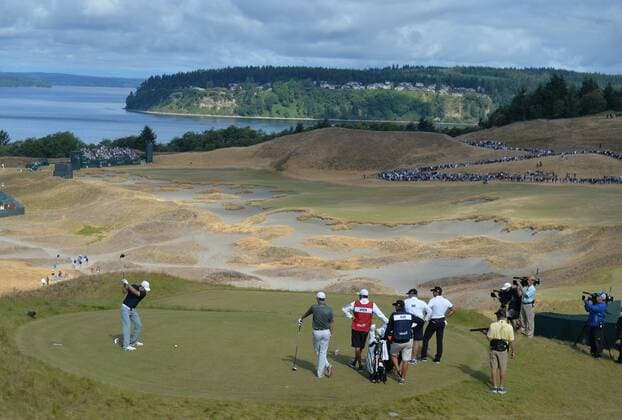 Aktuell Golf, US Open, Tag 2 Jordan Spieth hits off the 14th tee in the second round of the 115th U.S. Open Championship at Chambers Bay on June 19, 2015 in University Place, Washington.  SEA201506192004 KEVINxDIETSCH