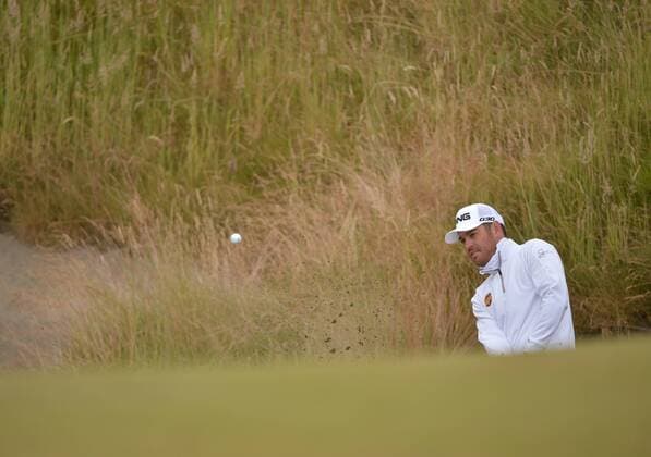 Aktuell Golf, US Open, Tag 2 Louis Oosthuizen of South Africa hits from a bunker on the 10th green in the second round of the 115th U.S. Open Championship at Chambers Bay on June 19, 2015 in University Place, Washington.  SEA20150619209 KEVINxDIETSCH