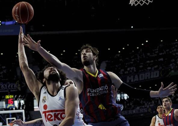 Aktuell Basketball, Spanien, Finale, Real Madrid - FC Barcelona June 19, 2014 - Madrid, Spain - SPAIN, Madrid: Real Madrid s Spanish player Sergio Llull and BarcelonaÃ‚Â s Croatian player Ante Tomic during the Liga Endesa Basket 2014 15 finals, first match between Real Madrid and Barcelona, at Palacio de los Deportes in Madrid on June 19, 2015. (Photo by Guillermo Martinez NurPhoto) Spanish Endesa Basket League playoff 2014 15: Real Madrid vs Barcelona  - ZUMAn230
