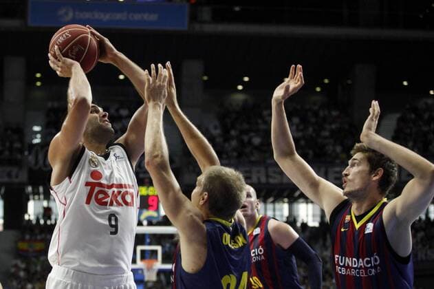 Aktuell Basketball, Spanien, Finale, Real Madrid - FC Barcelona Real Madrid s Felipe Reyes and Barcelona s Huertas during Liga Endesa Final first match at Palacio de los Deportes in Madrid, Spain. June 19, 2015.  (2015061900059)