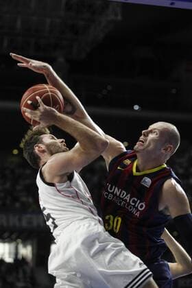 Aktuell Basketball, Spanien, Finale, Real Madrid - FC Barcelona Real Madrid s Rudi Fernandez and Barcelona s Lampe during Liga Endesa Final first match at Palacio de los Deportes in Madrid, Spain. June 19, 2015.  (2015061900065)