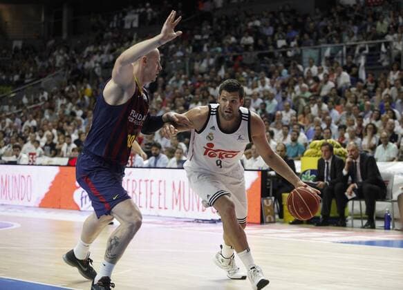 Aktuell Basketball, Spanien, Finale, Real Madrid - FC Barcelona Real Madrid s Felipe Reyes and Barcelona s Lampe during Liga Endesa Final first match at Palacio de los Deportes in Madrid, Spain. June 19, 2015.  (2015061900079)
