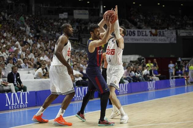 Aktuell Basketball, Spanien, Finale, Real Madrid - FC Barcelona Real Madrid s Salughter and Rudi Fernandez and Barcelona s Navarro during Liga Endesa Final first match at Palacio de los Deportes in Madrid, Spain. June 19, 2015.  (2015061900083)