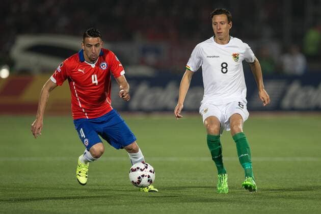 X Chile Bolivia SANTIAGO, CHILE - 06 19 2015: CHILE X BOLIVIA - Mauricio Isla from Chile and M. Smedberg-Dalence of Bolivia during the match between Chile x Bolivia, valid for the third round of the first group phase of the Copa America 2015 held at the National Stadium Julio Mart?nez Pr?danos. (Photo: Marcelo Machado de Melo FotoArena)  MarceloxMachadoxdexMelo