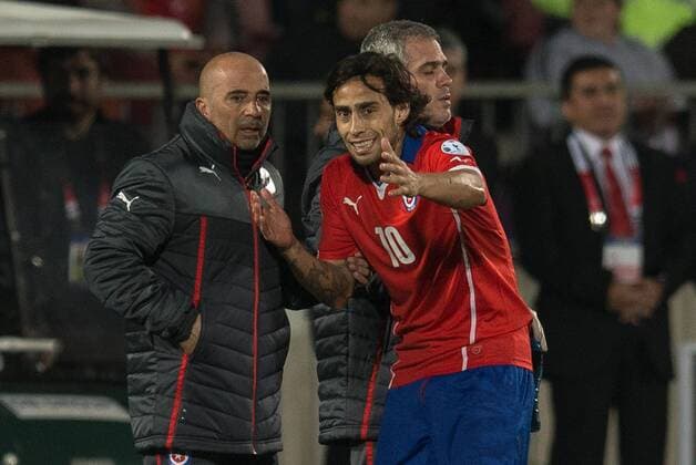 X Chile Bolivia SANTIAGO, CHILE - 06 19 2015: CHILE X BOLIVIA - Jorge Sampaoli and Valdivia talk after the Chile goal during match between Chile x Bolivia, valid for the third round of the first group phase of the Copa America 2015 held at the National Stadium Julio Mart?nez Pr?danos . (Photo: Marcelo Machado de Melo FotoArena)  MarceloxMachadoxdexMelo