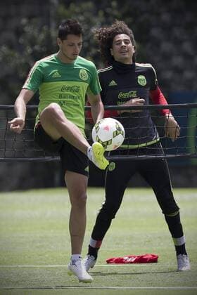 Mexico s national football team players Javier Hernandez (L) and goalkeeper Guillermo Ochoa take part in a training session prior to the 2015 CONCACAF Gold Cup, in Mexico City, capital of M¨¦xico, on June 19, 2015. The 2015 Gold Cup will be held in the United States and Canada on July 7-26, 2015. Alejandro Ayala) (jg) (SP)MEXICO-MEXICO CITY-SOCCER GOLD CUP-TRAINING e AlejandroxAyala 