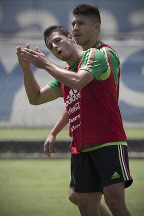 Mexico s national football team players Oribe Peralta (R) and Javier Hernandez take part in a training session prior to the 2015 CONCACAF Gold Cup, in Mexico City, capital of M¨¦xico, on June 19, 2015. The 2015 Gold Cup will be held in the United States and Canada on July 7-26, 2015. Alejandro Ayala) (jg) (SP)MEXICO-MEXICO CITY-SOCCER GOLD CUP-TRAINING e AlejandroxAyala 