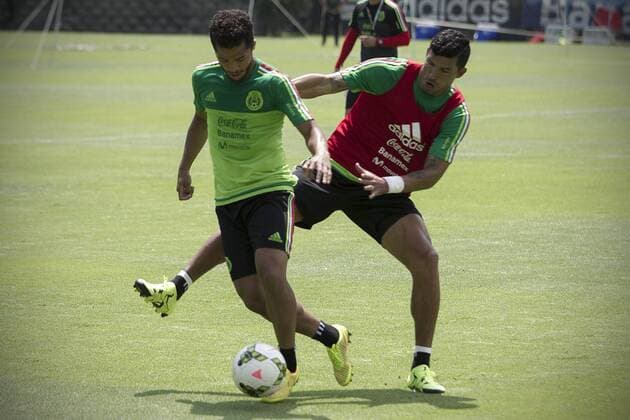 Mexico s national football team players Giovani dos Santos (L) and Francisco Rodriguez take part in a training session prior to the 2015 CONCACAF Gold Cup, in Mexico City, capital of M¨¦xico, on June 19, 2015. The 2015 Gold Cup will be held in the United States and Canada on July 7-26, 2015. Alejandro Ayala) (jg) (SP)MEXICO-MEXICO CITY-SOCCER GOLD CUP-TRAINING e AlejandroxAyala 