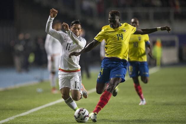 Mexico s Javier Aquino (L) vies with Ecuador s Osbaldo Lastra during the Group A match of the Copa America 2015, held in the El Teniente stadium, in Rancagua, on June 19, 2015. Ecuador won 2-1. ) (da) (SP)-RANCAGUA-COPA AMERICA-MEXICO VS ECUADOR LuisxEcheverria 