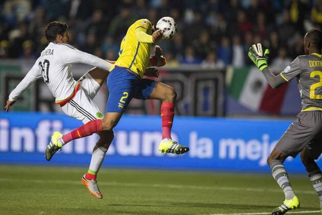 Mexico s Eduardo Herrera (L) vies with Ecuador s Arturo Mina (C) during the Group A match of the Copa America 2015, held in the El Teniente stadium, in Rancagua, on June 19, 2015. Ecuador won 2-1. ) (da) (SP)-RANCAGUA-COPA AMERICA-MEXICO VS ECUADOR LuisxEcheverria 