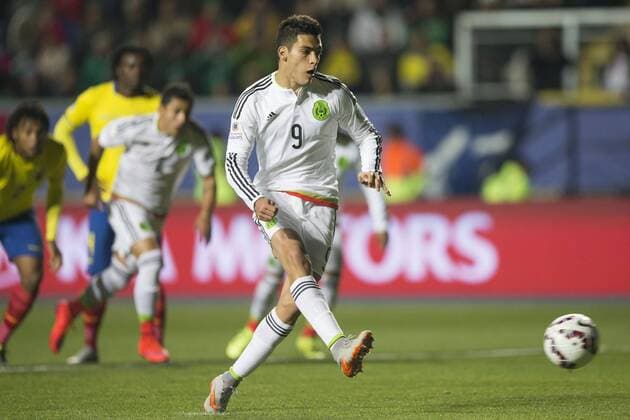 Mexico s Raul Jimenez takes a penalty kick to score during the Group A match of the Copa America 2015, against Ecuador, held in the El Teniente stadium, in Rancagua, on June 19, 2015. Ecuador won 2-1. ) (da) (SP)-RANCAGUA-COPA AMERICA-MEXICO VS ECUADOR LuisxEcheverria 