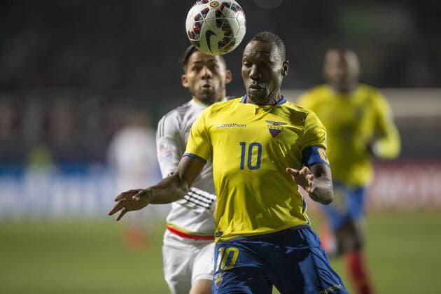 Mexico s Javier Aquino (back) vies with Ecuador s Walter Ayovi (front) during the Group A match of the Copa America 2015, held in the El Teniente stadium, in Rancagua, on June 19, 2015. Ecuador won 2-1. ) (da) (SP)-RANCAGUA-COPA AMERICA-MEXICO VS ECUADOR LuisxEcheverria 