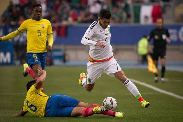 Mexico s Jesus Corona (R) vies with Ecuador s Christian Noboa (down) during the Group A match of the Copa America 2015, held in the El Teniente stadium, in Rancagua, on June 19, 2015. Ecuador won 2-1. ) (da) (SP)-RANCAGUA-COPA AMERICA-MEXICO VS ECUADOR PedroxMera 