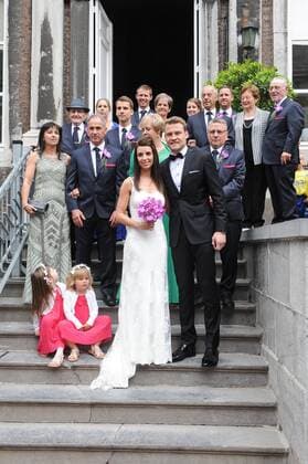Aktuell Fußball, Simon Mignolet heiratet Freundin Jasmine - Hochzeit von Belgiens Nationaltorwart - SINT-TRUIDEN, BELGIUM: Jasmine and Simon Mignolet pose with their families after the wedding of Belgian Red Devils keeper Simon Mignolet to Jasmien Claes, in Sint-Truiden, Saturday 20 June 2015. SOPHIExKIP  x04646516x