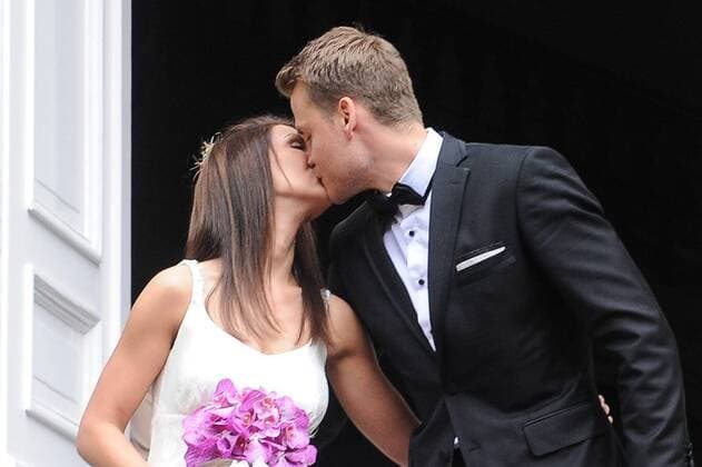 Aktuell Fußball, Simon Mignolet heiratet Freundin Jasmine - Hochzeit von Belgiens Nationaltorwart - SINT-TRUIDEN, BELGIUM: Jasmine and Simon Mignolet kiss after the wedding of Belgian Red Devils keeper Simon Mignolet to Jasmien Claes, in Sint-Truiden, Saturday 20 June 2015. SOPHIExKIP  x04646510x