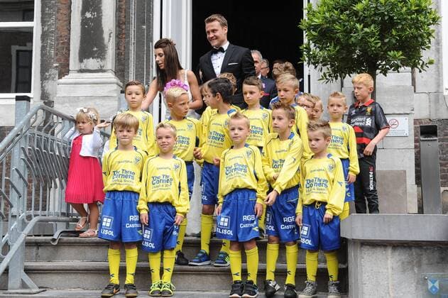 Aktuell Fußball, Simon Mignolet heiratet Freundin Jasmine - Hochzeit von Belgiens Nationaltorwart - SINT-TRUIDEN, BELGIUM: Jasmien and Simon Mignolet pose with young players after the wedding of Belgian Red Devils keeper Simon Mignolet to Jasmien Claes, in Sint-Truiden, Saturday 20 June 2015. SOPHIExKIP  x04646508x