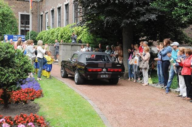 Aktuell Fußball, Simon Mignolet heiratet Freundin Jasmine - Hochzeit von Belgiens Nationaltorwart - SINT-TRUIDEN, BELGIUM: Jasmien and Simon Mignolet drive a Ford Shelby GT 500 after the wedding of Belgian Red Devils keeper Simon Mignolet to Jasmien Claes, in Sint-Truiden, Saturday 20 June 2015. SOPHIExKIP  x04646511x