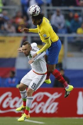 Aktuell Fußball, Copa America, Mexiko - Ecuador Football , Mexico v Ecuador. Copa America 2015 . Ecuador s Juan Carlos Paredes, right, battles for the ball agains Matias Vuoso of Mexico during the match of group C of the 2015 Copa America at El teniente stadium. Rancagua, Chile. 19 06 2015 Marcelo Hernandez Photosport Mexico v Ecuador, Copa America 2015. 
