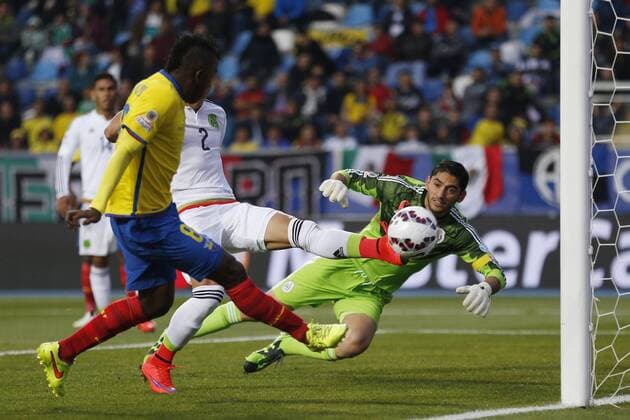 Aktuell Fußball, Copa America, Mexiko - Ecuador Football , Mexico v Ecuador. Copa America 2015 . Ecuador s Miller Bolanos, left, scores his goal against Mexico during the match of group C of the 2015 Copa America at El teniente stadium. Rancagua, Chile. 19 06 2015 Marcelo Hernandez Photosport Mexico v Ecuador, Copa America 2015. 