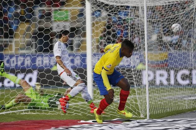 Aktuell Fußball, Copa America, Mexiko - Ecuador Football , Mexico v Ecuador. Copa America 2015 . Ecuador s Miller Bolanos, left, celebrates his goal against Mexico during the match of group C of the 2015 Copa America at El teniente stadium. Rancagua, Chile. 19 06 2015 Marcelo Hernandez Photosport Mexico v Ecuador, Copa America 2015. 