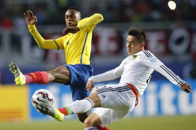 Aktuell Fußball, Copa America, Mexiko - Ecuador Football , Mexico v Ecuador. Copa America 2015 . Mexico s Efrain Velarde, right, battles for the ball against Alex Ibarra of Ecuador during the match of group C of the 2015 Copa America at El teniente stadium. Rancagua, Chile. 19 06 2015 Marcelo Hernandez Photosport Mexico v Ecuador, Copa America 2015. 