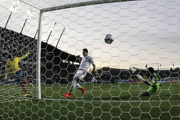 Aktuell Fußball, Copa America, Mexiko - Ecuador Football , Mexico v Ecuador. Copa America 2015 . Ecuador s Miller Bolanos, left, scores his goal against Mexico during the match of group C of the 2015 Copa America at El teniente stadium. Rancagua, Chile. 19 06 2015 Marcelo Hernandez Photosport Mexico v Ecuador, Copa America 2015. 