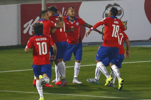 Aktuell Fußball, Copa America, Chile - Bolivien Football , Chile v Bolivia. Copa America Championship 2015 . Chile s player Charles Aranguiz, center, celebrates with teammates scoring against Bolivia during the group A football match of the 2015 Copa America at the National stadium in Santiago, Chile. 19 06 2015 Adrián Aylwin Photosport Chile v Bolivia, Copa America 2015. 
