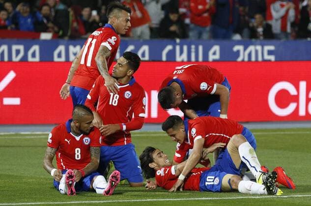 Aktuell Fußball, Copa America, Chile - Bolivien Football , Chile v Bolivia. Copa America 2015 . Chile s player Alexis Sanchez,center, celebrates with teammates scoring against Bolivia during the group A of the 2015 Copa America football match held at the Nacional stadium in Santiago, Chile. 19 06 2015 Martin Thomas Photosport Chile v Bolivia, Copa America 2015. 