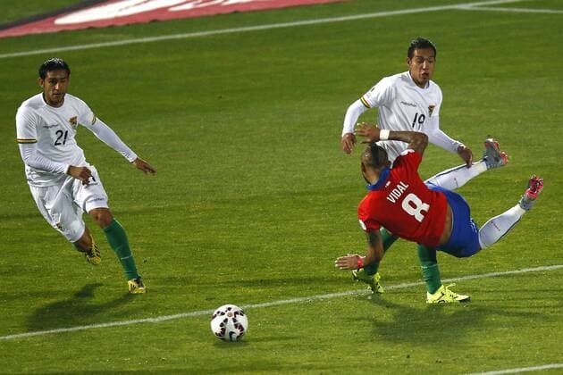 Aktuell Fußball, Copa America, Chile - Bolivien Football , Chile v Bolivia. Copa America Championship 2015 . Chile s player Arturo Vidal, right, battles for the ball against Walter Veizaga of Bolivia during the group A football match of the 2015 Copa America at the National stadium in Santiago, Chile. 19 06 2015 Adrián Aylwin Photosport Chile v Bolivia, Copa America 2015. 